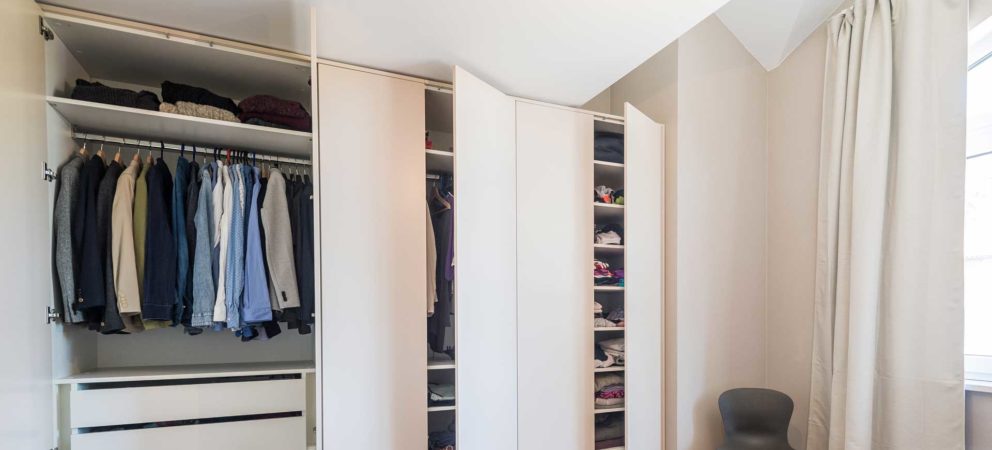 Kleiderschrank lackiert