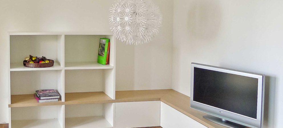 TV-Board mit Regal