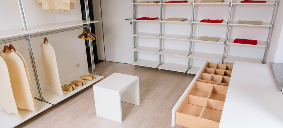 Ankleide weiss mit Regalen Ankleide weiss mit Regalen